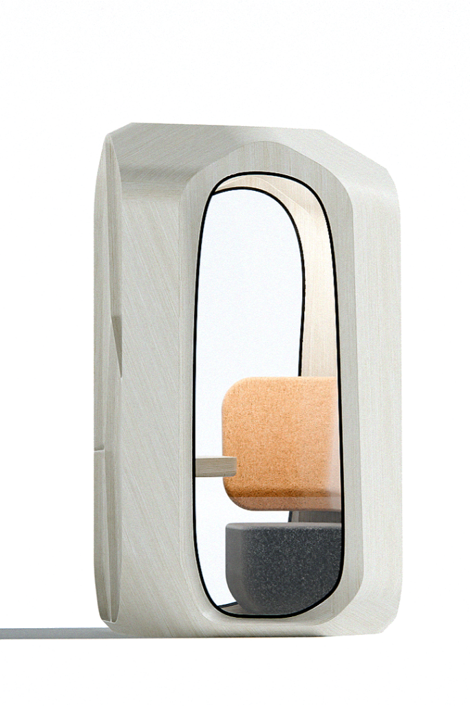 Wizualizacja futurystycznej, jednoosobowej budki akustycznej o obłych, asymetrycznych kształtach przypominających wyciosany blok jasnego kamienia lub drewna. Kabina posiada duże, owalne przeszklenie o czarnym obramowaniu, przez które widać minimalistyczne wnętrze: jasnopomarańczowe oparcie oraz szare siedzisko. Całość utrzymana jest w bardzo jasnej, niemal białej tonacji z delikatną teksturą materiału na obudowie.