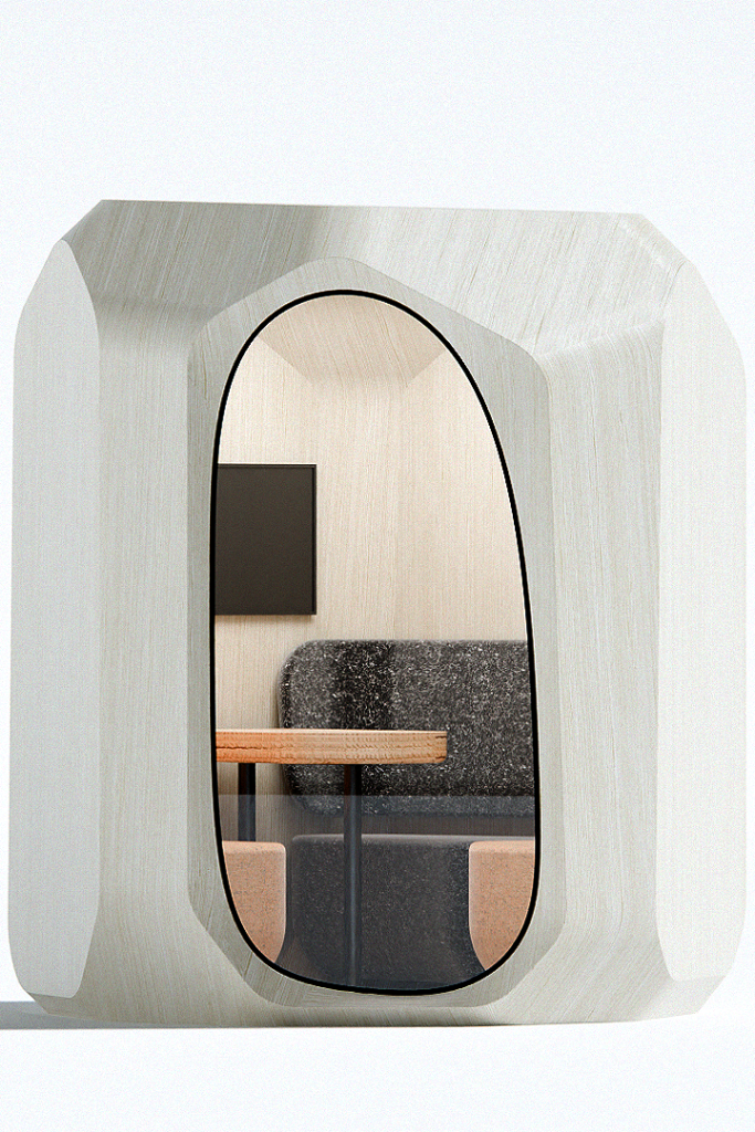 Wizualizacja szerokiej, dwuosobowej budki akustycznej z linii Organic o jasnym, drewnianym wykończeniu i krystalicznej bryle. Przez centralne, owalne przeszklenie widoczne jest wnętrze wyposażone w dwie naprzeciwległe kanapy z ciemnoszarego, melanżowego materiału oraz okrągły stolik na czarnej nodze. Na tylnej ścianie wewnątrz kabiny zamontowany jest czarny ekran lub panel multimedialny. Budka łączy futurystyczny design z wysoką funkcjonalnością biurową.