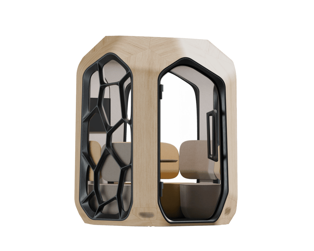 Wizualizacja dwuosobowej budki akustycznej z jasnego drewna, o charakterystycznej wielościennej bryle. Przez przeszklony front widać wnętrze z dwoma osobnymi, beżowymi siedziskami z oparciami oraz centralnie umieszczonym stolikiem. Na lewym panelu bocznym znajduje się czarna, ażurowa struktura Voronoi. W obudowie widoczne są precyzyjnie wycięte otwory wentylacyjne.