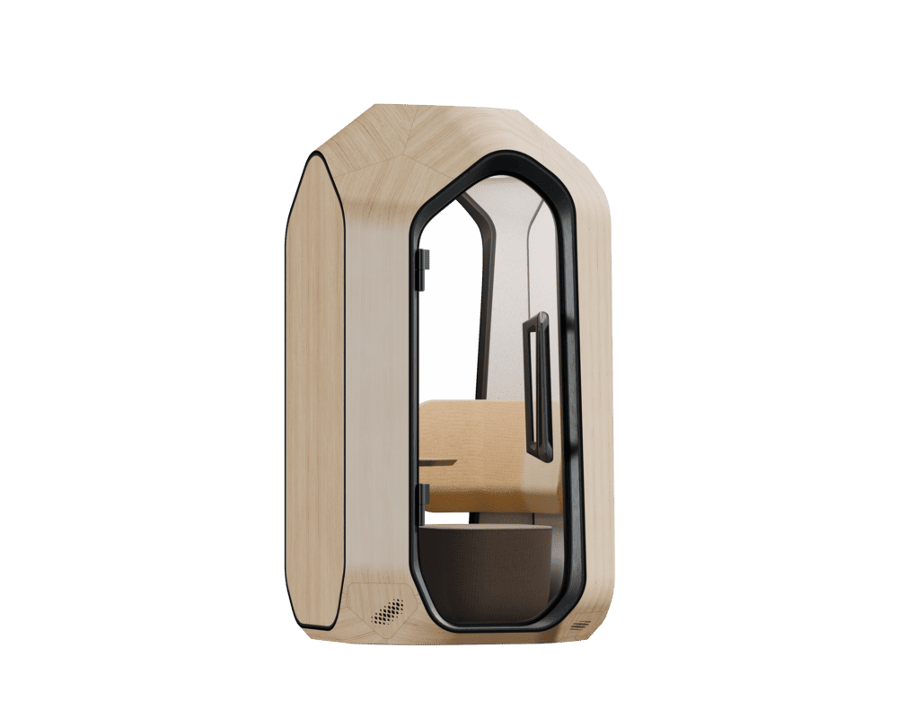 Wizualizacja wąskiej, jednoosobowej budki akustycznej z jasnego drewna, ukazanej w rzucie trzy czwarte na białym tle. Przeszklony front z czarną ramą ukazuje wnętrze wyposażone w wysoki hoker oraz mały pulpit roboczy. Boczne ściany budki są pełne, wykonane z jasnej sklejki o pionowym usłojeniu. U dołu widoczny jest charakterystyczny wlot systemu wentylacyjnego.