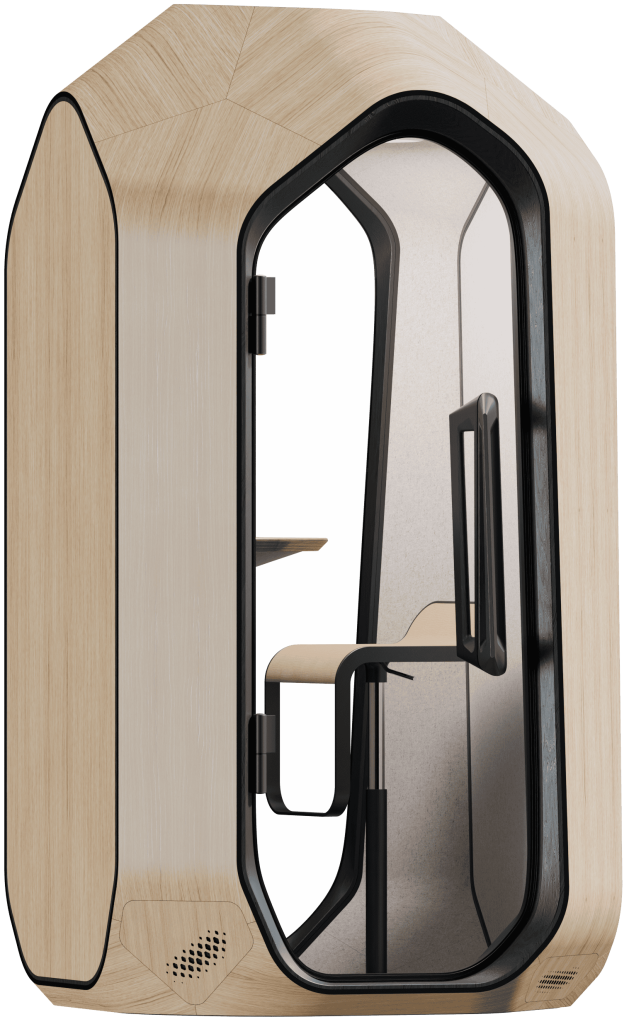 Zbliżenie pod kątem na wąską, jednoosobową budkę akustyczną wykonaną z jasnego drewna. Wewnątrz widoczne jest wysokie krzesło typu hoker o czarnej konstrukcji i jasnym siedzisku, ustawione przy małym blacie roboczym. Drzwi budki są przeszklone z wyraźną, czarną ramą i pionowym uchwytem. W dolnym narożniku obudowy widoczny jest estetyczny wylot systemu wentylacji.