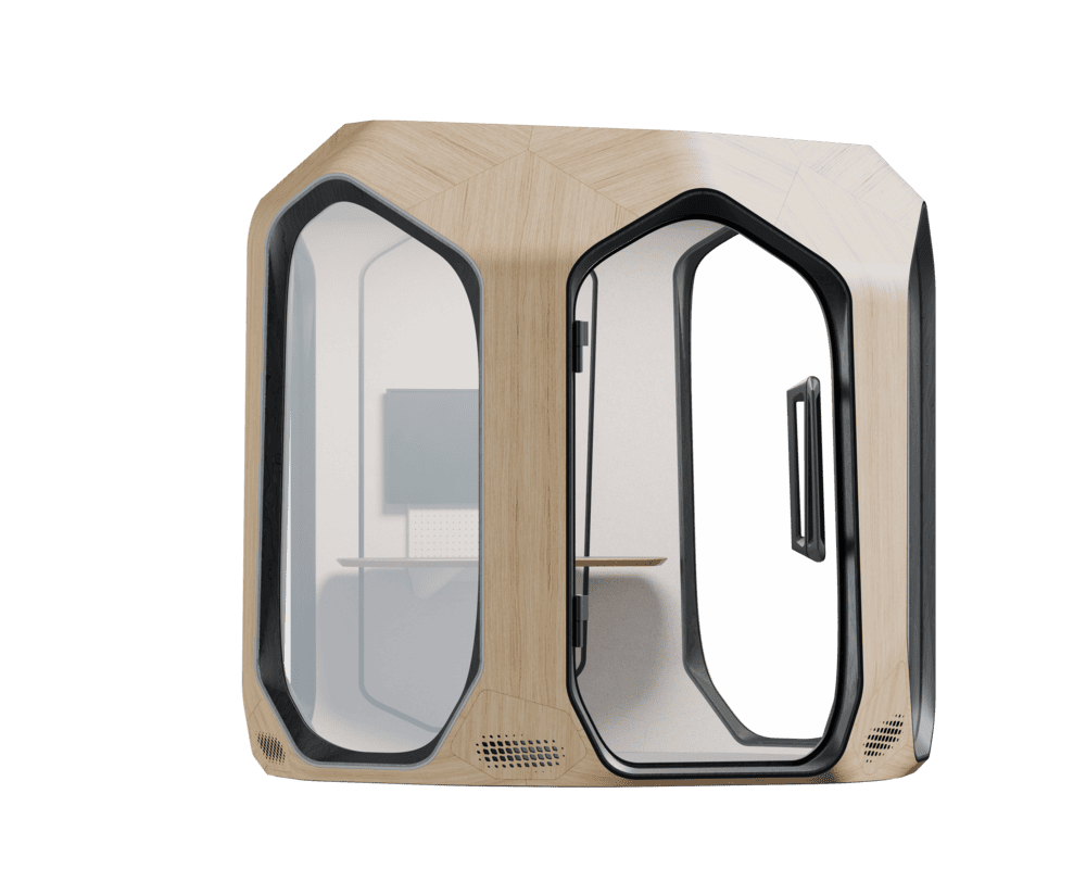 Wizualizacja dużej, drewnianej budki akustycznej o złożonej, geometrycznej bryle. Obudowa z jasnego drewna posiada liczne przeszklenia w ciemnych obramowaniach, a na prawym panelu szklanym zamontowano podłużny, pionowy uchwyt. Wewnątrz widoczny jest blat roboczy oraz monitor zamontowany na tylnej ścianie. Konstrukcja stoi na jasnoszarym, neutralnym tle.