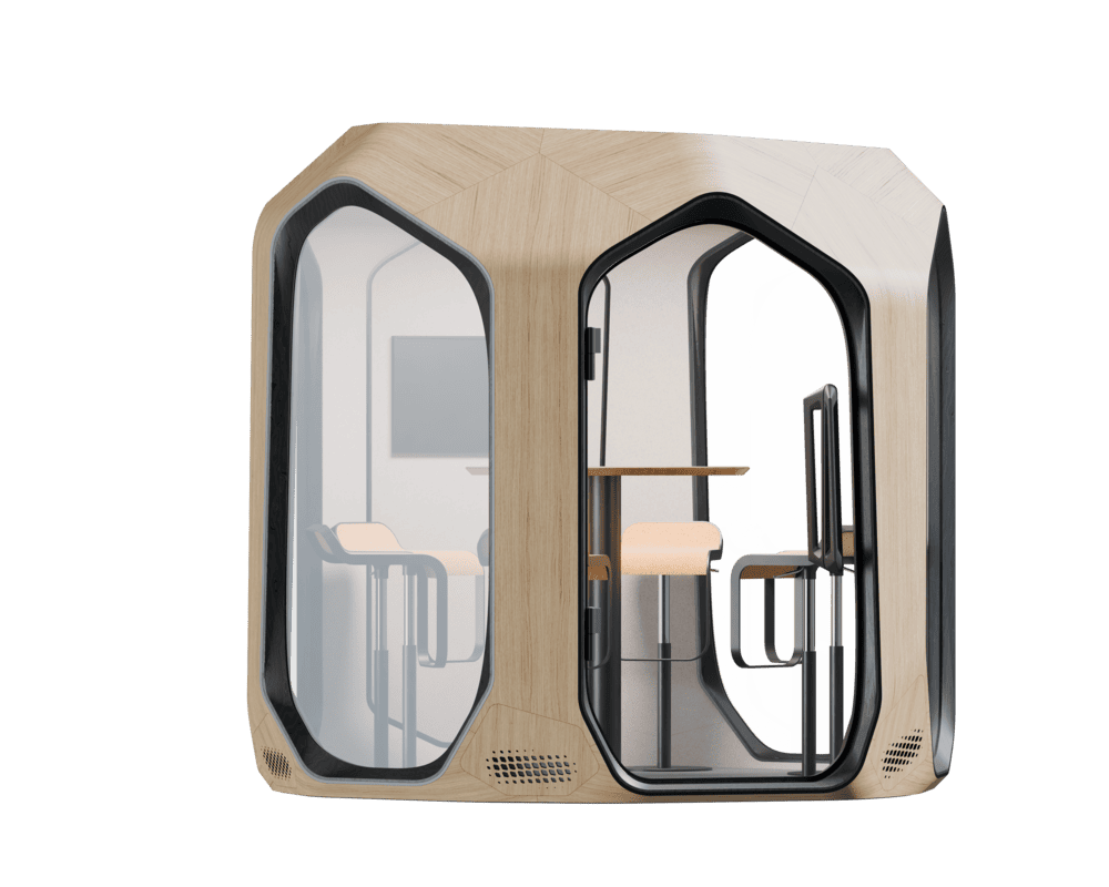 Wizualizacja szerokiej budki akustycznej z jasnego drewna w konfiguracji wysokiej. Przeszklony front ukazuje wnętrze z wysokim stolikiem barowym oraz czterema hokerami o czarnej konstrukcji i jasnych siedziskach. Na tylnej ścianie wewnątrz widoczny jest zamontowany ekran multimedialny. Obudowa posiada charakterystyczne geometryczne ścięcia i system wentylacji u podstawy.