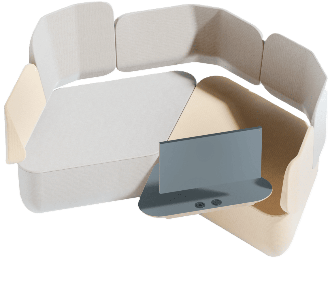 Wizualizacja zestawu mebli typu lounge w rzucie izometrycznym. Zestaw zawiera szeroką, narożną kanapę o grubym siedzisku w jasnym kolorze, otoczoną wysokimi, tapicerowanymi panelami ściennymi w odcieniach beżu. W narożniku zamontowany jest mały, trójkątny stolik z szarym blatem, wyposażony w dwa gniazda zasilające oraz zamocowany na nim monitor.