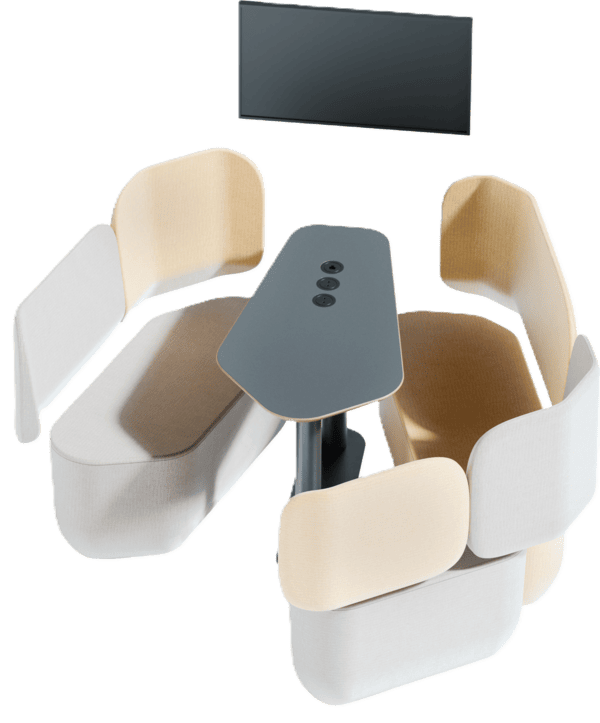 Wizualizacja zestawu mebli biurowych w rzucie izometrycznym na jasnym tle. Zestaw składa się z dwóch długich, tapicerowanych kanap w kolorze kremowym i beżowym, ustawionych naprzeciw siebie. Pomiędzy nimi znajduje się stolik o nieregularnym, trapezowym kształcie z szarym blatem i trzema wbudowanymi gniazdami zasilającymi. Powyżej stolika zawieszony jest czarny monitor płaski.