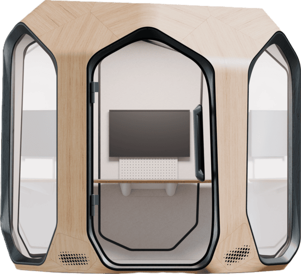 Wizualizacja centralnej części szerokiej budki akustycznej z jasnego drewna. Przez główne przeszklone drzwi z czarną ramą widać wnętrze z długim blatem biurka oraz monitorem zamontowanym na tylnej ścianie nad perforowanym panelem. Po bokach widoczne są dodatkowe przeszklenia, a u dołu konstrukcji symetryczne wloty systemu wentylacji.