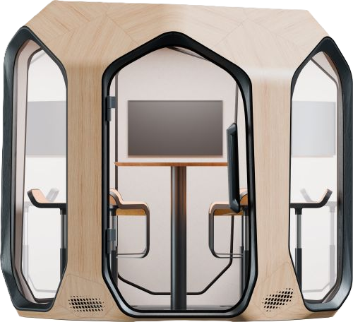 Wizualizacja centralnej części szerokiej budki akustycznej z jasnego drewna. Przez główne, przeszklone drzwi z czarną ramą widać wnętrze z wysokim stolikiem, hokerami oraz dużym monitorem zamontowanym na tylnej ścianie. Po bokach widoczne są dodatkowe przeszklenia, a u dołu konstrukcji symetrycznie rozmieszczone otwory wentylacyjne.