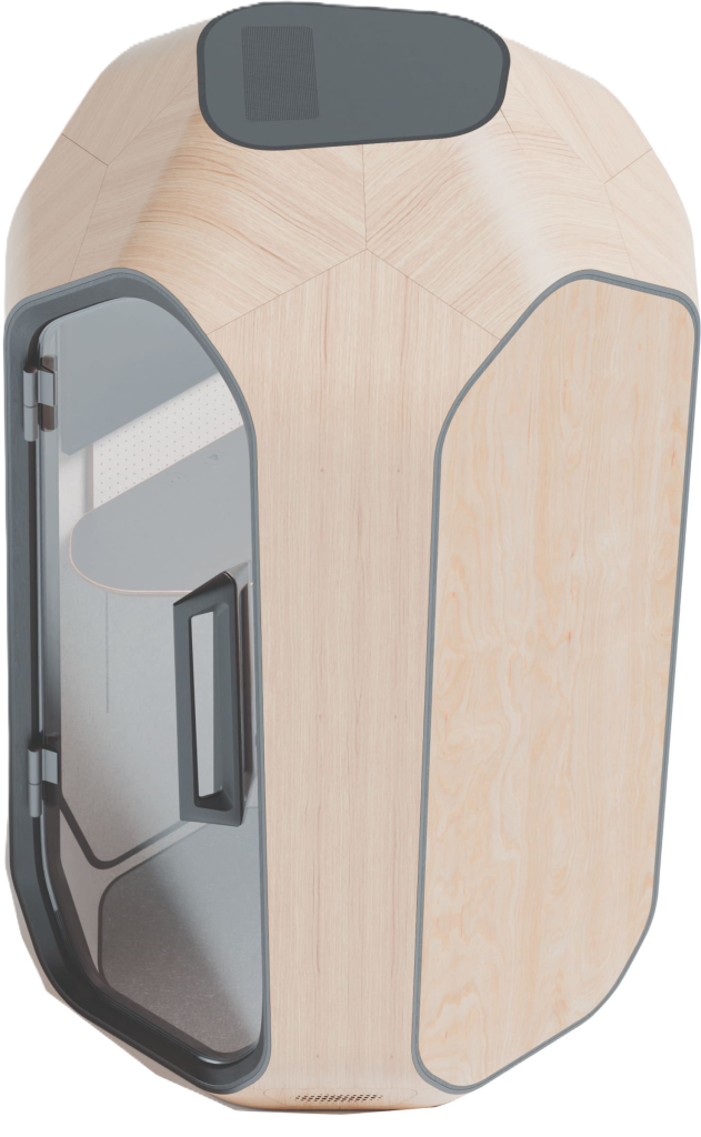 Wizualizacja jednoosobowej budki akustycznej z jasnego drewna, ukazana z perspektywy górnej (z góry) na białym tle. Na szczycie budki widoczny jest duży, szary panel dachowy zintegrowany z systemem wentylacyjnym. Bryła posiada charakterystyczne, geometryczne ścięcia krawędzi. Przez otwarte przeszklenie widać fragment biurka i jasne wykończenie wnętrza.